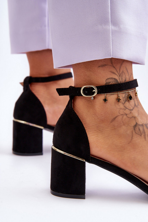 Scarpe con tacco basso in colore nero... Scarpe con tacco basso in colore nero...