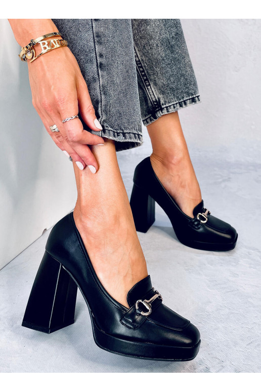 Una scarpa elegante con tacco spesso...