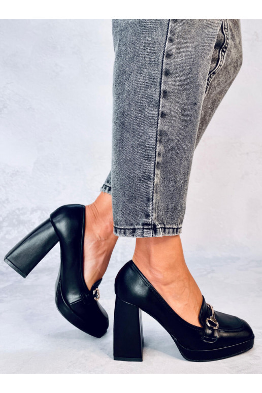 Una scarpa elegante con tacco spesso...