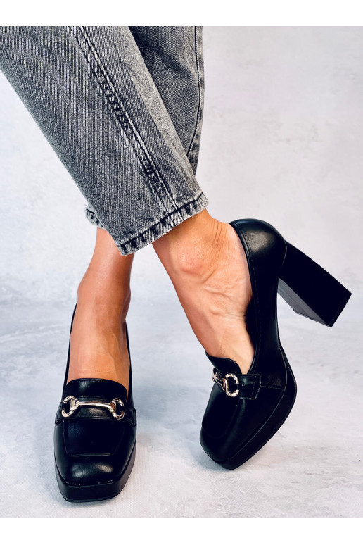 Una scarpa elegante con tacco spesso...