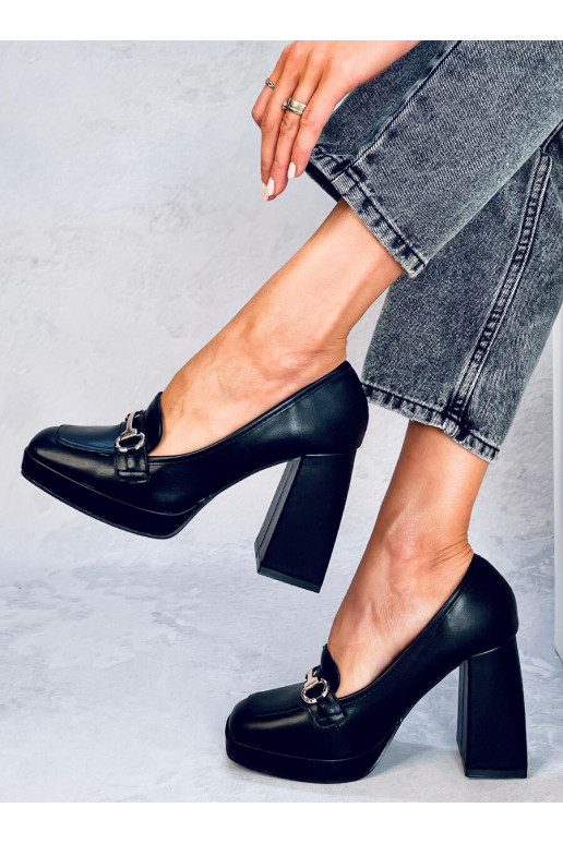 Una scarpa elegante con tacco spesso...