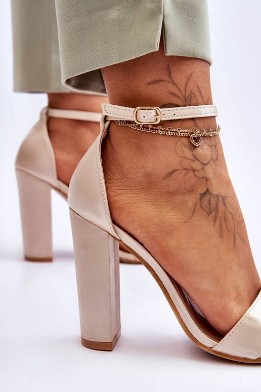 Sandali realizzati in materiale... Sandali realizzati in materiale...