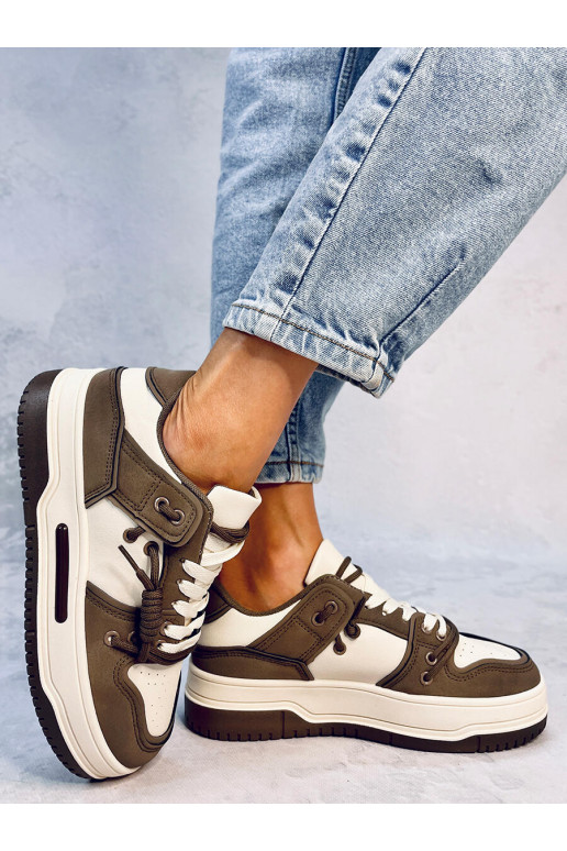 Scarpe modello sneakers con suola...