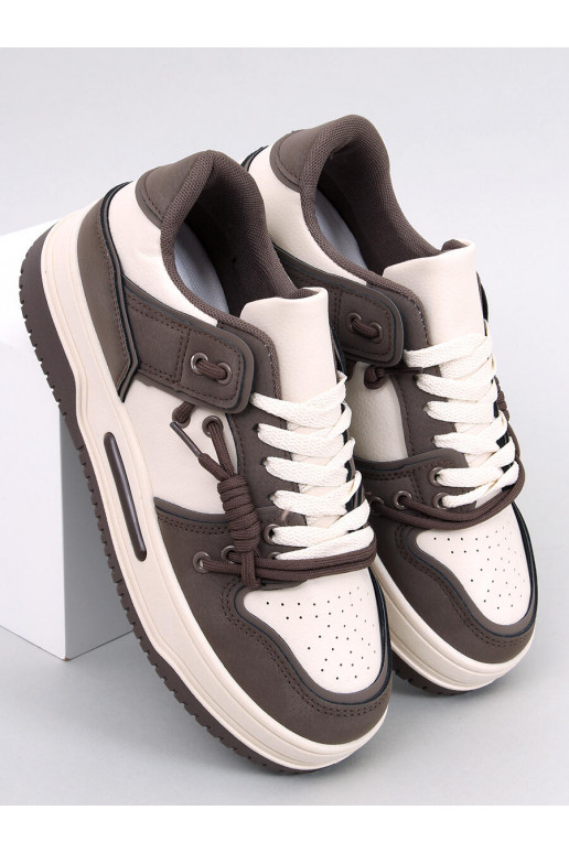 Scarpe modello sneakers con suola...