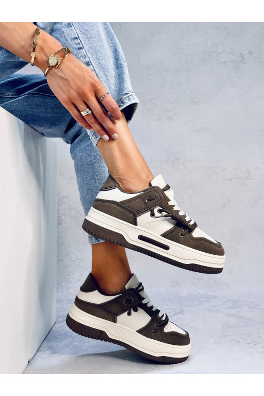 Scarpe modello sneakers con suola...