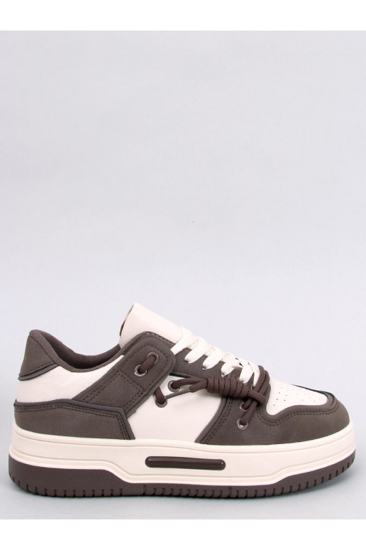 Scarpe modello sneakers con suola...