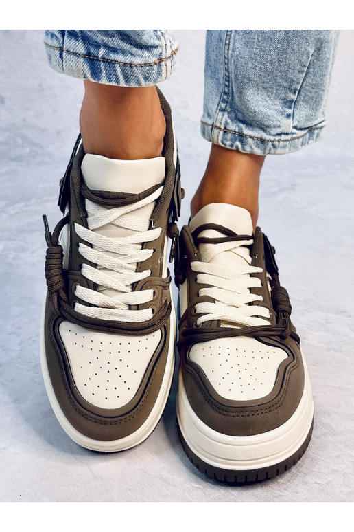 Scarpe modello sneakers con suola...