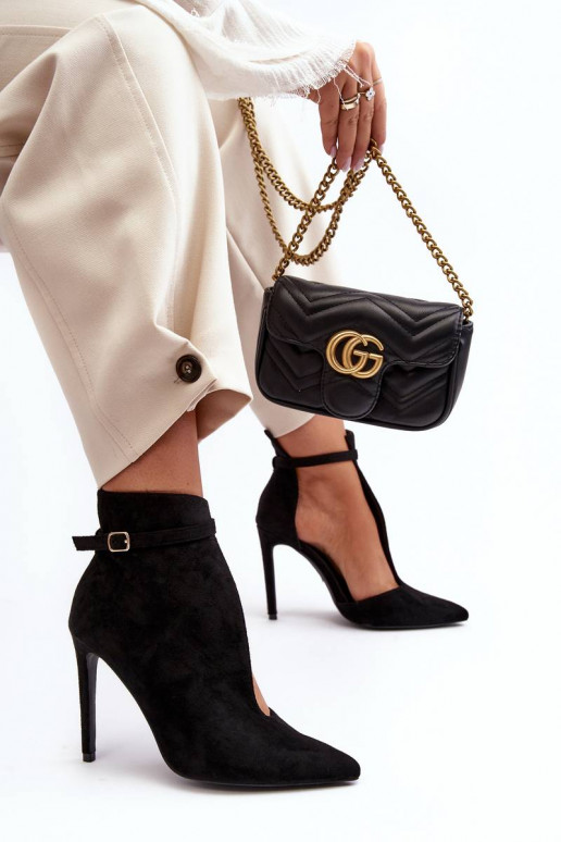 Scarpe in camoscio con tacco sottile... Scarpe in camoscio con tacco sottile...