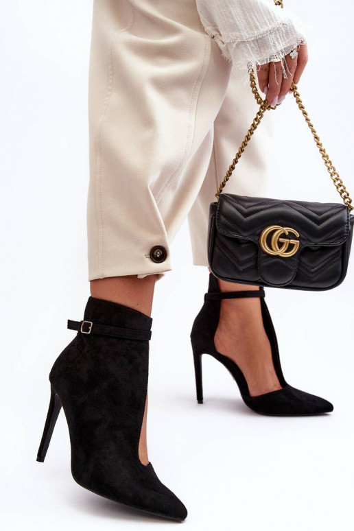 Scarpe in camoscio con tacco sottile... Scarpe in camoscio con tacco sottile...