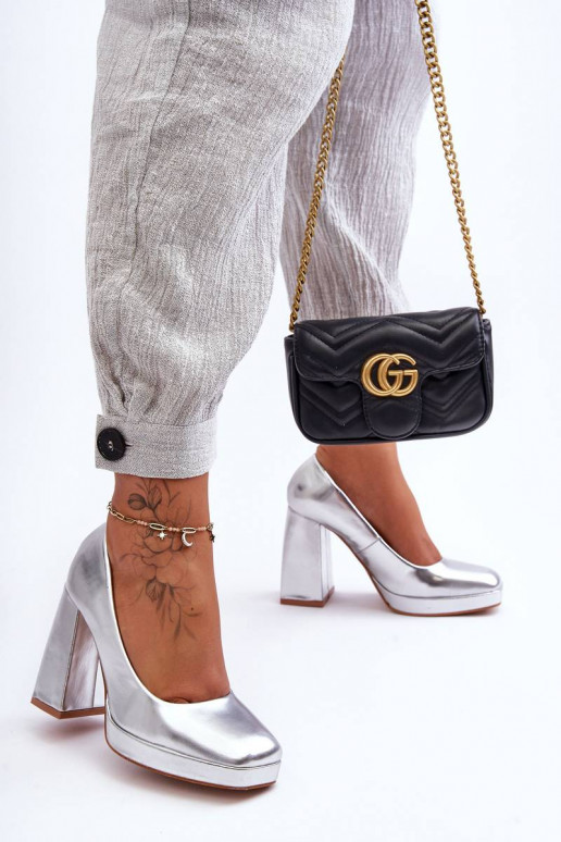 Scarpe con tacco largo in colore... Scarpe con tacco largo in colore...