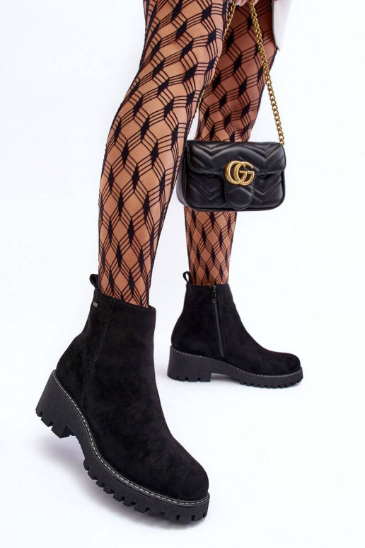 Gli stivali in pelle scamosciata con... Gli stivali in pelle scamosciata con...