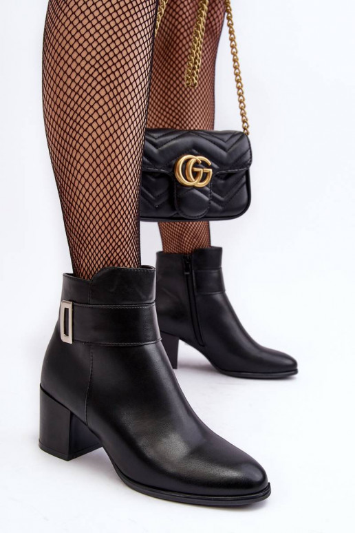 Stivali con tacco alto in colore nero... Stivali con tacco alto in colore nero...