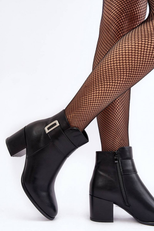 Stivali con tacco alto in colore nero... Stivali con tacco alto in colore nero...