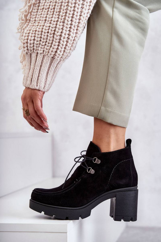 Stivaletti in camoscio con cinturini... Stivaletti in camoscio con cinturini...