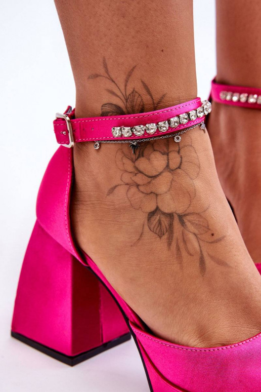 Scarpe lucide alla moda con tacco... Scarpe lucide alla moda con tacco...