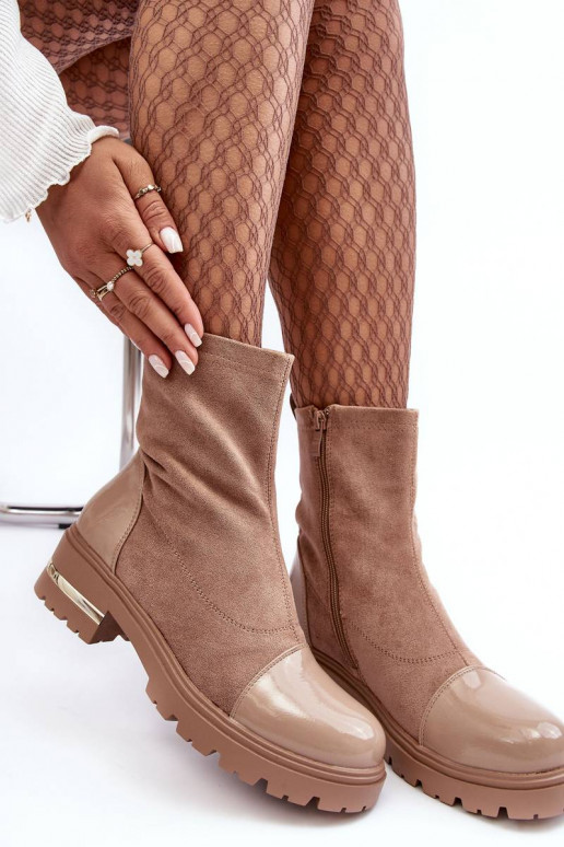 Stivali dal modello classico con... Stivali dal modello classico con...