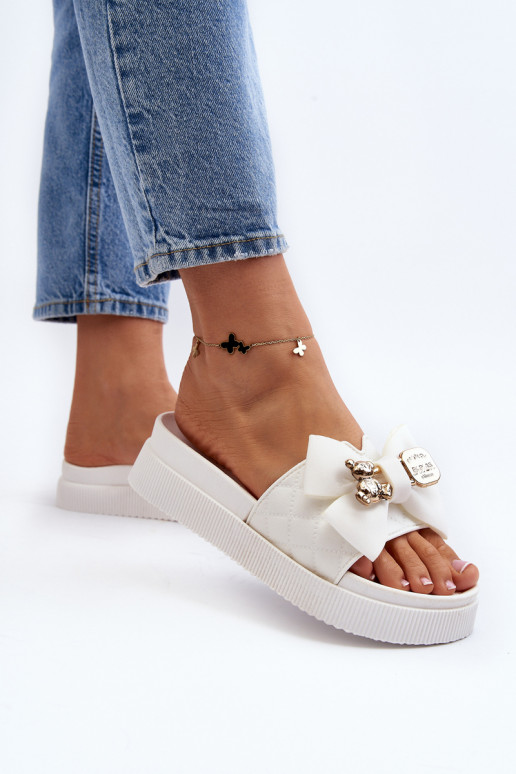 Pantofole con nastri in colore bianco... Pantofole con nastri in colore bianco...