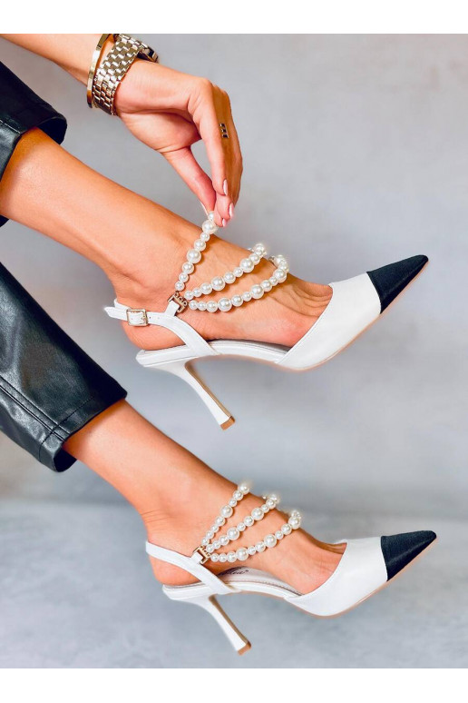 Scarpe con decorazioni di perle...