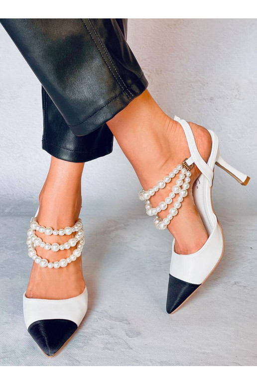 Scarpe con decorazioni di perle...