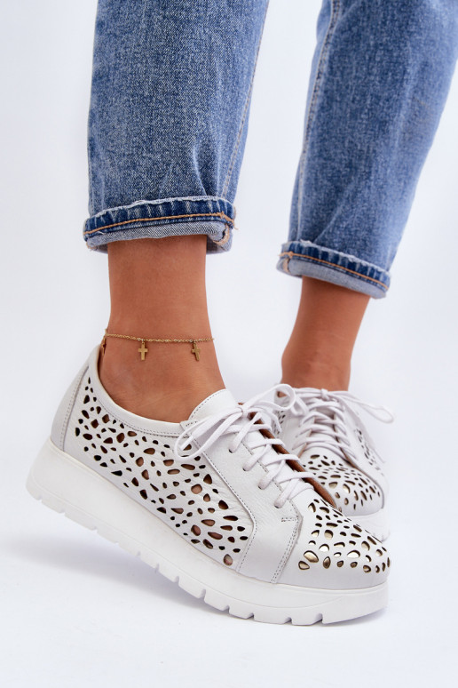 Scarpe con elementi traforati in... Scarpe con elementi traforati in...