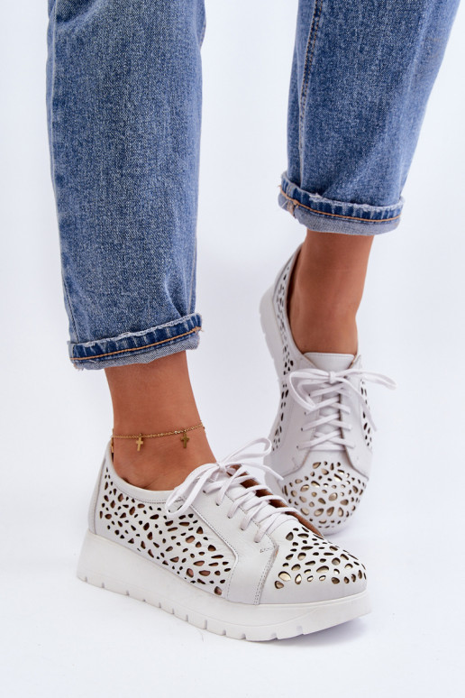 Scarpe con elementi traforati in... Scarpe con elementi traforati in...