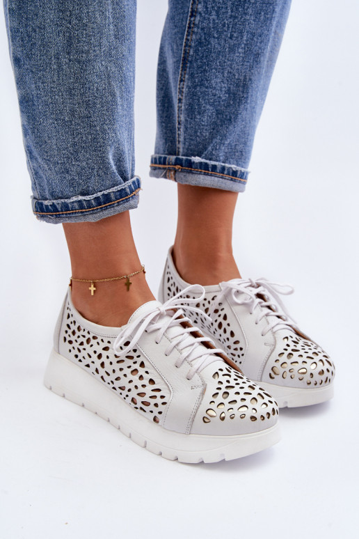 Scarpe con elementi traforati in... Scarpe con elementi traforati in...