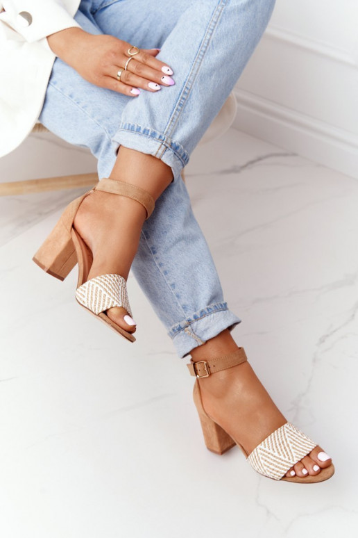 Sandali con tacco colore marrone...