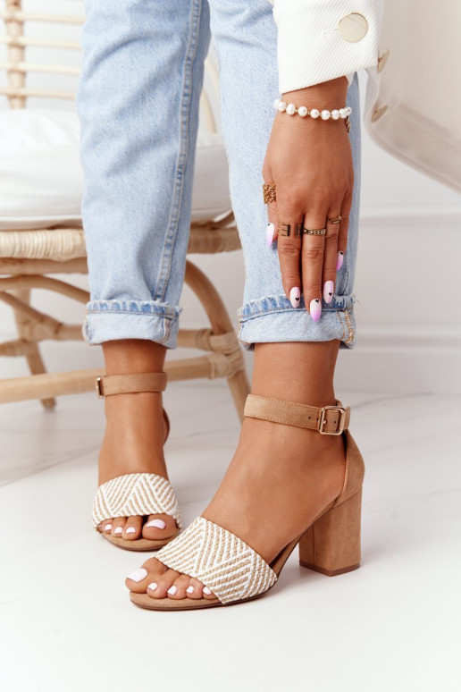 Sandali con tacco colore marrone...