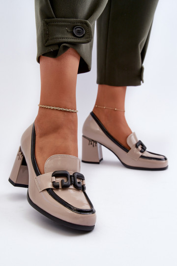 Scarpa laccata con tacco in colore beige