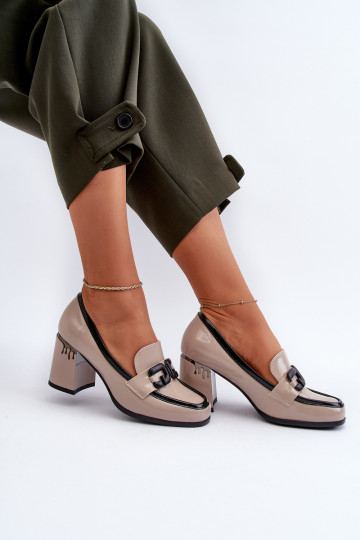 Scarpa laccata con tacco in colore beige 2