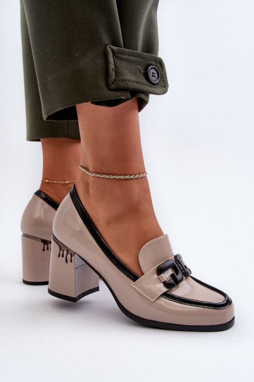 Scarpa laccata con tacco in colore beige