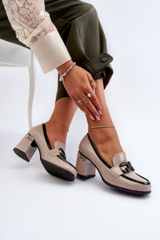 Scarpa laccata con tacco in colore beige