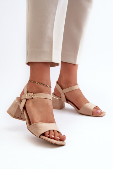 Sandali da donna realizzati in camoscio beige
