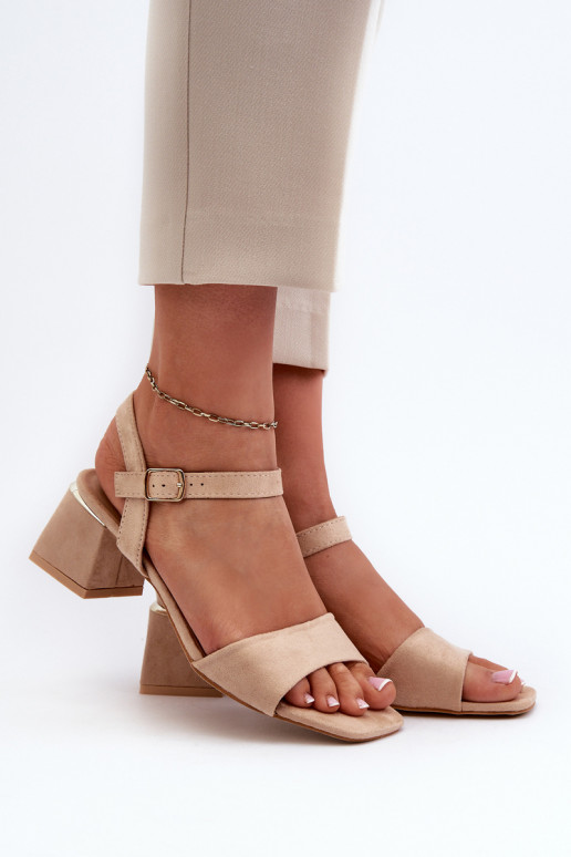 Sandali da donna realizzati in camoscio beige