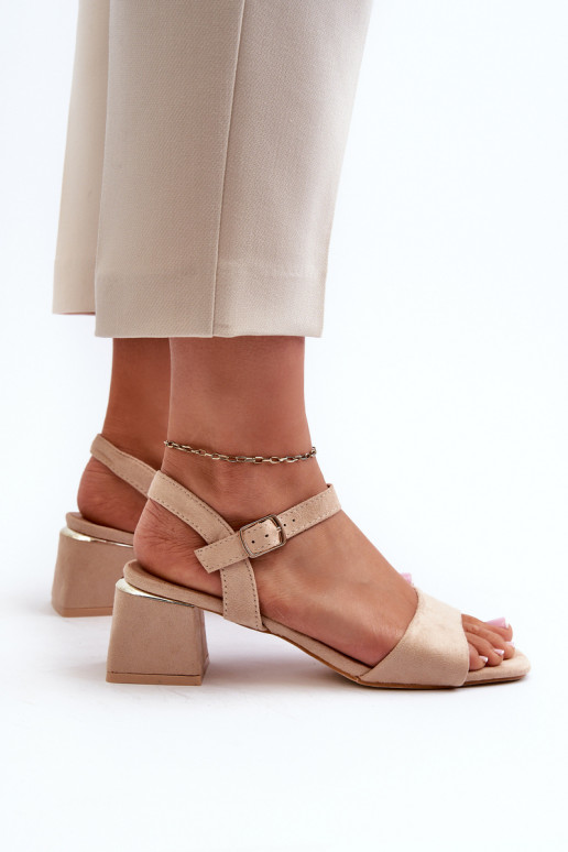 Sandali da donna realizzati in camoscio beige