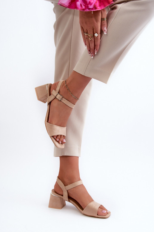 Sandali da donna realizzati in camoscio beige