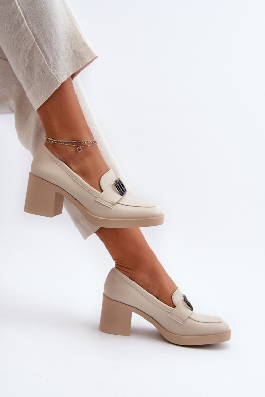 Scarpe con tacco con ornamenti beige... Scarpe con tacco con ornamenti beige...