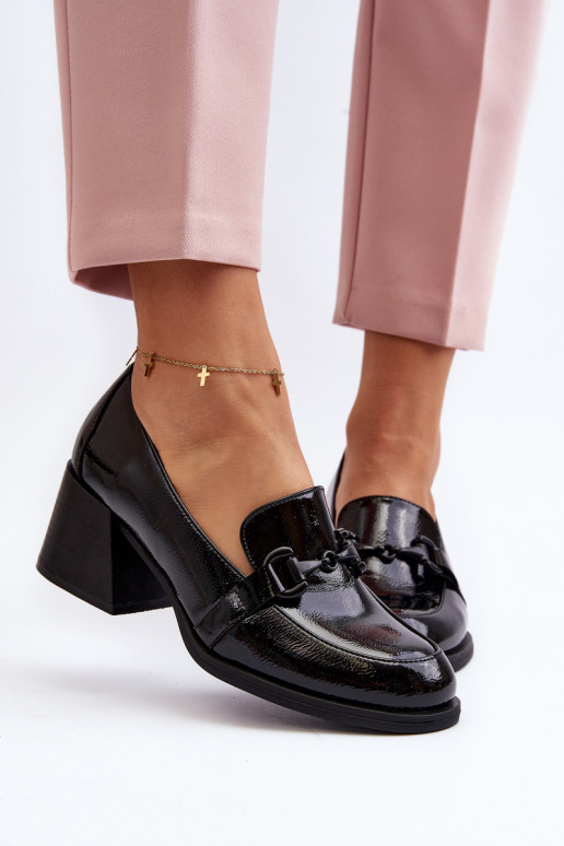 Scarpe laccate con tacco in colore...