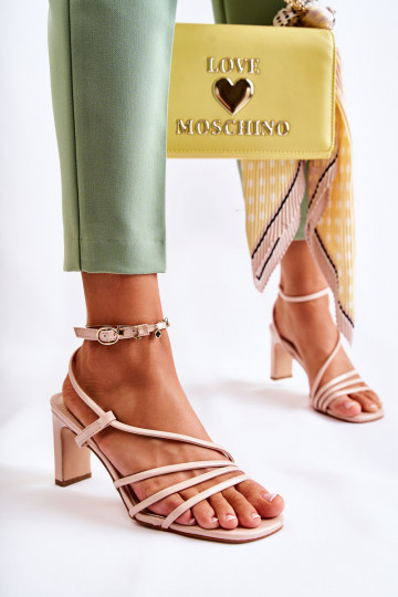 Sandali sandalo con tacco nel modello classico con effetto vernice in colore beige di Milani
