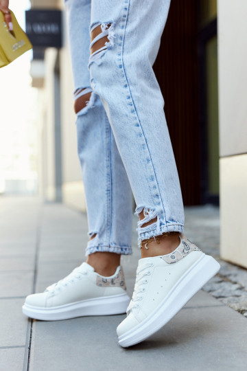 Scarpe dallo stile sportivo...