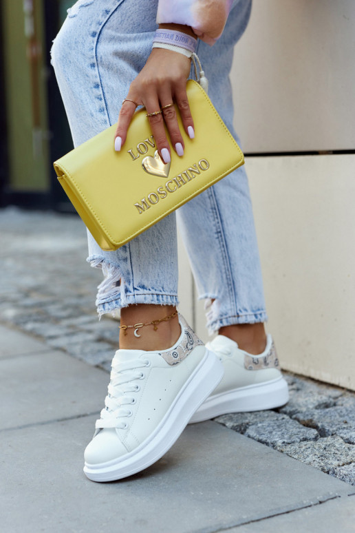 Scarpe dallo stile sportivo modello... Scarpe dallo stile sportivo modello...