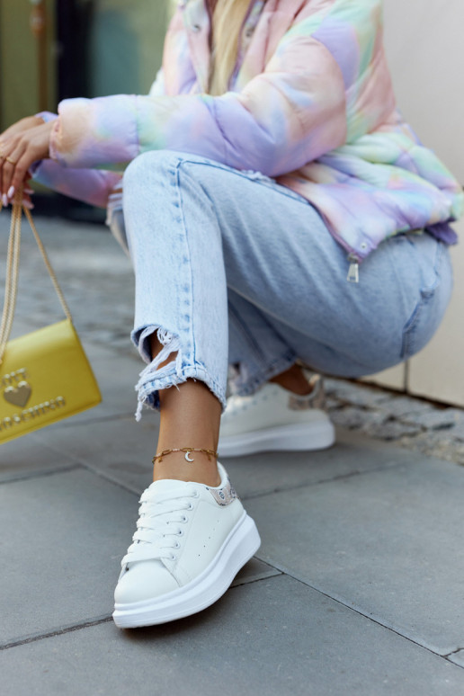 Scarpe dallo stile sportivo modello... Scarpe dallo stile sportivo modello...