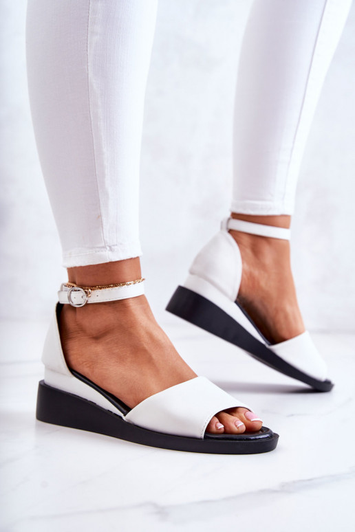 Sandali modello classico con fibbie in colore bianco Deserve