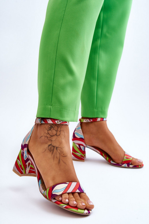 Sandali con tacco basso in raso con... Sandali con tacco basso in raso con...