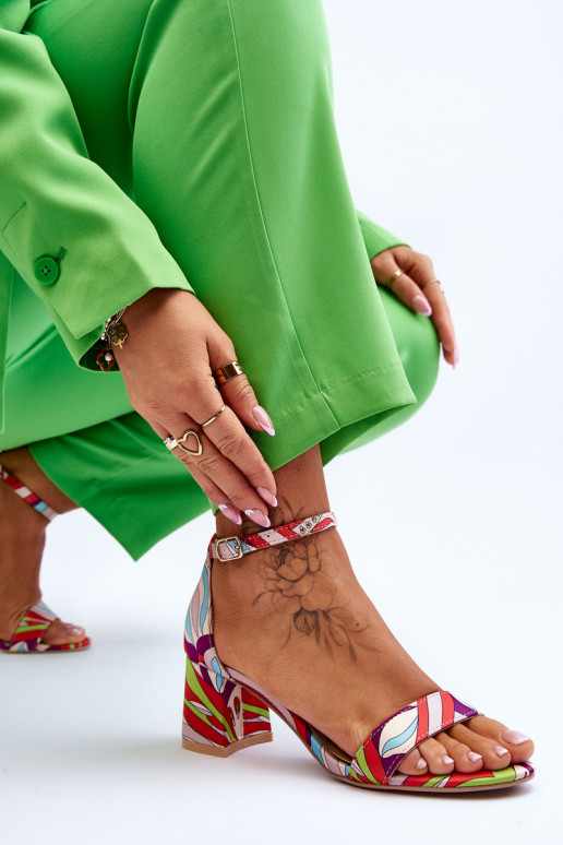 Sandali con tacco basso in raso con... Sandali con tacco basso in raso con...