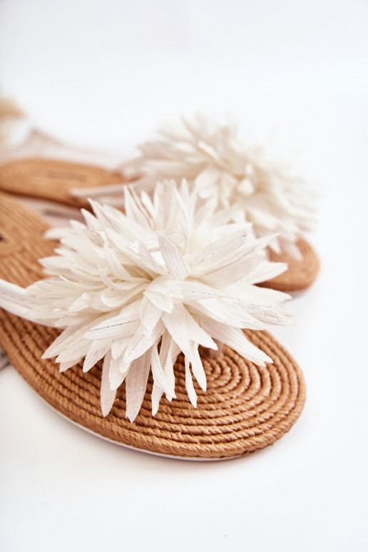 Pantofole leggere di colore bianco di...