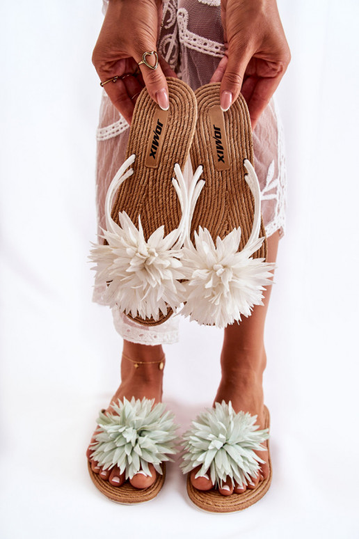 Pantofole leggere di colore bianco di...