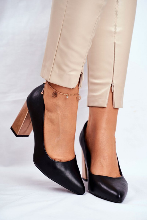 Scarpe dal modello classico con tacco... Scarpe dal modello classico con tacco...