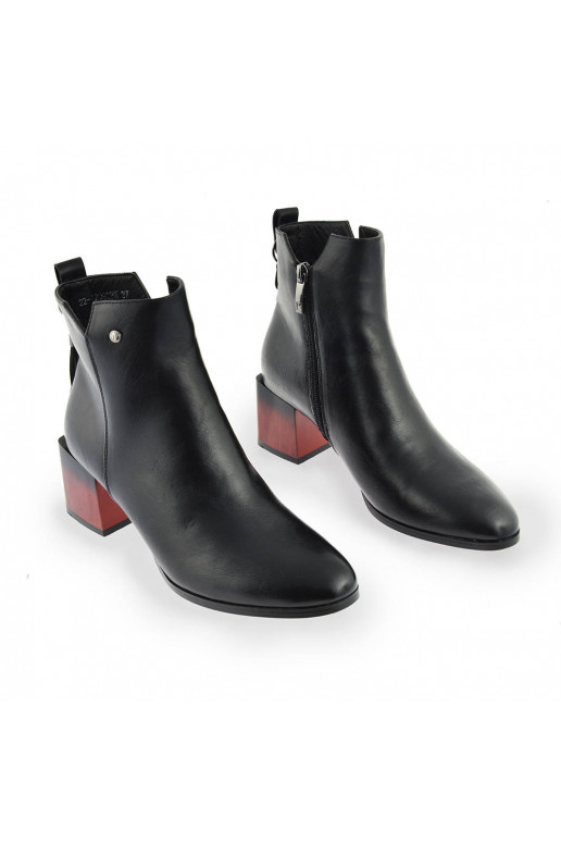 Stivali con tacco spesso, colore nero... Stivali con tacco spesso, colore nero...