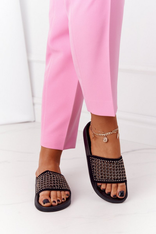 Le pantofole sono nere Le pantofole sono nere